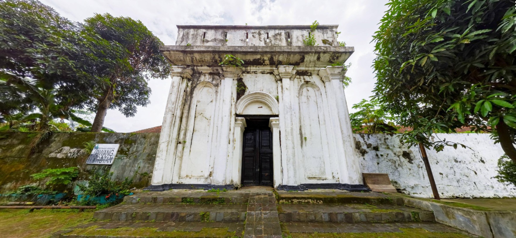 Benteng Kuto Besak dilihat dari Sungai Musi